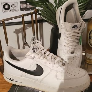 Air force 1s black and white